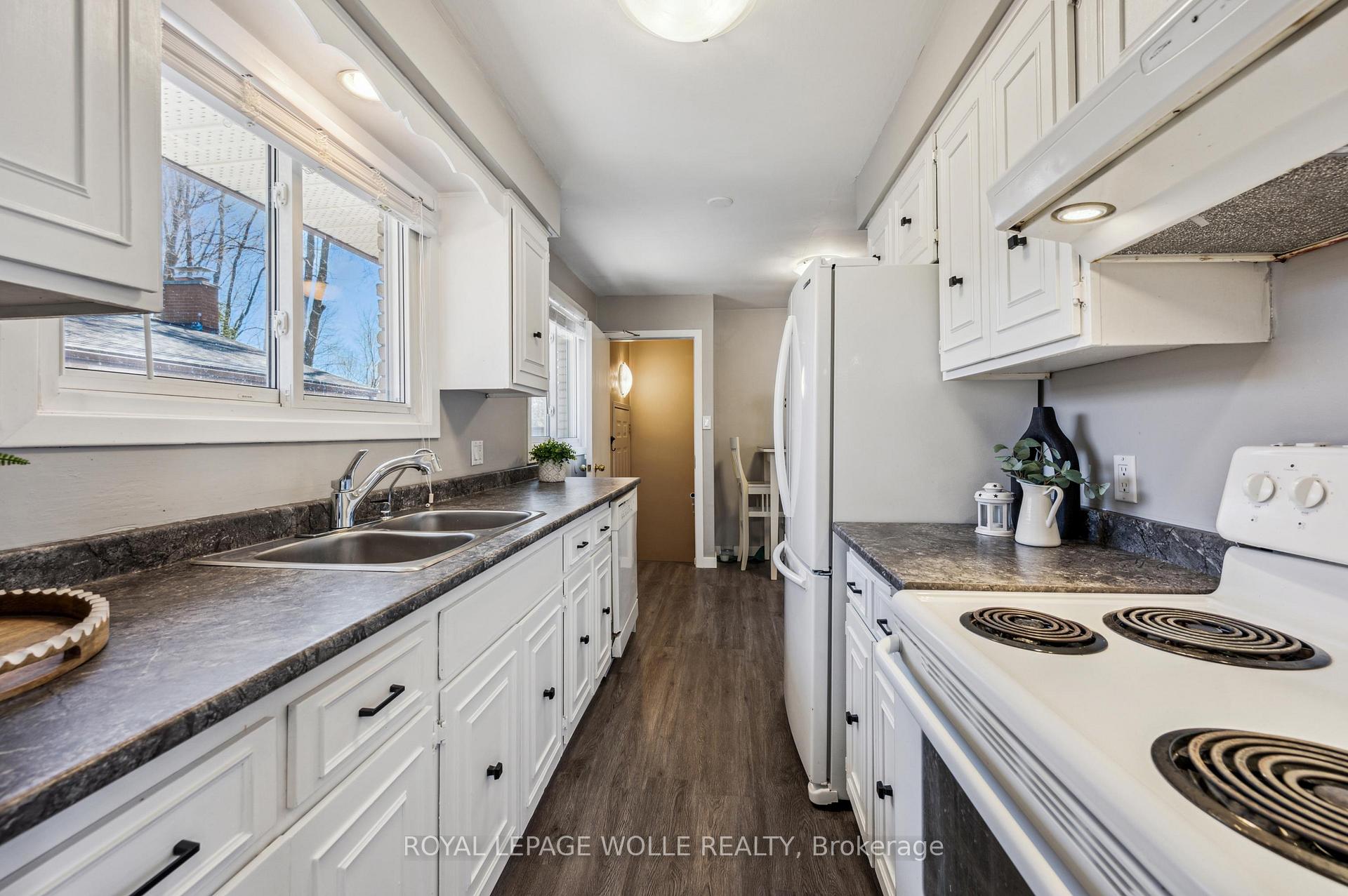 Photo 12 of 555 Fallingbrook Drive, Waterloo — HOMEH