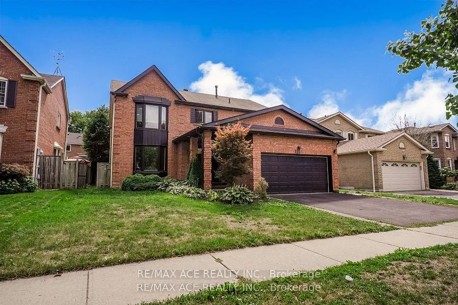 Photo 2 of 10 Maplewood Drive, Whitby, Blue Grass Meadows — HOMEH