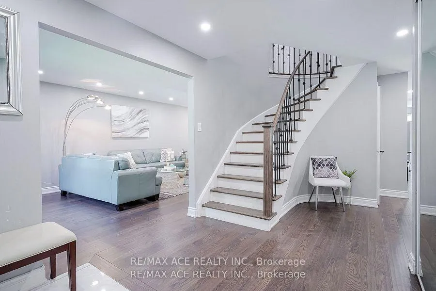Photo 5 of 10 Maplewood Drive, Whitby, Blue Grass Meadows — HOMEH