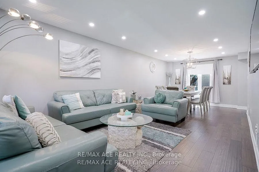 Photo 7 of 10 Maplewood Drive, Whitby, Blue Grass Meadows — HOMEH