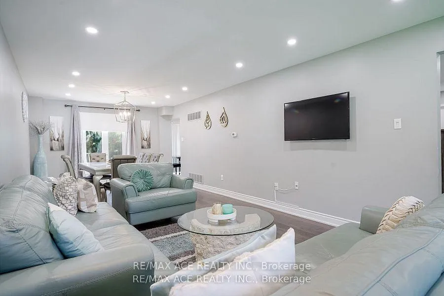 Photo 8 of 10 Maplewood Drive, Whitby, Blue Grass Meadows — HOMEH
