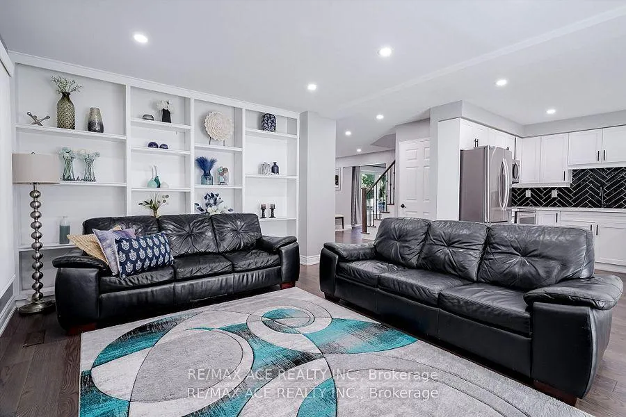 Photo 11 of 10 Maplewood Drive, Whitby, Blue Grass Meadows — HOMEH