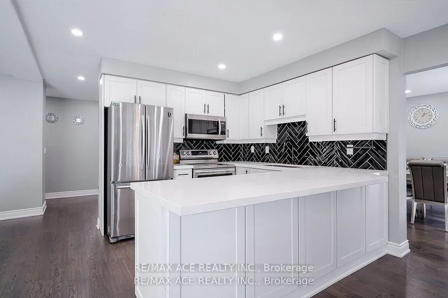 Photo 13 of 10 Maplewood Drive, Whitby, Blue Grass Meadows — HOMEH