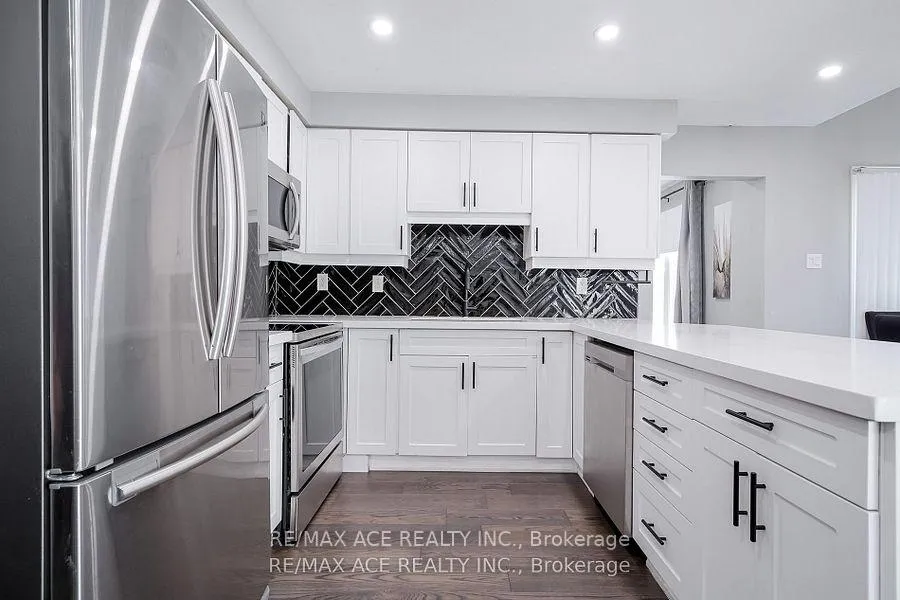 Photo 15 of 10 Maplewood Drive, Whitby, Blue Grass Meadows — HOMEH