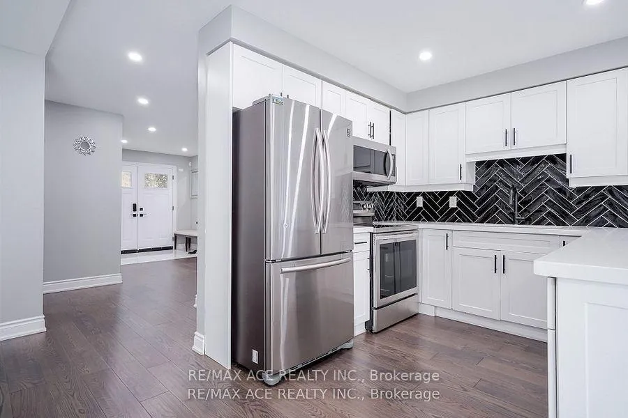 Photo 16 of 10 Maplewood Drive, Whitby, Blue Grass Meadows — HOMEH