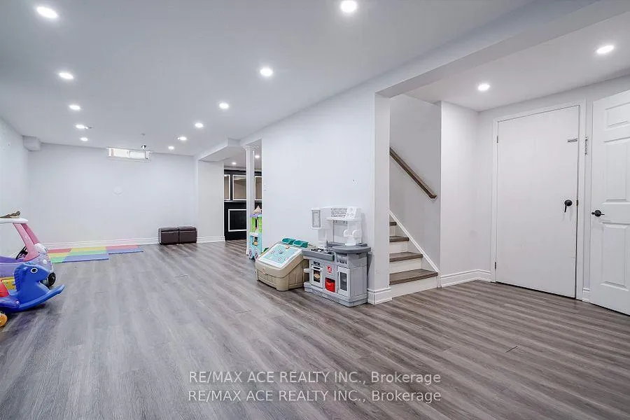 Photo 30 of 10 Maplewood Drive, Whitby, Blue Grass Meadows — HOMEH