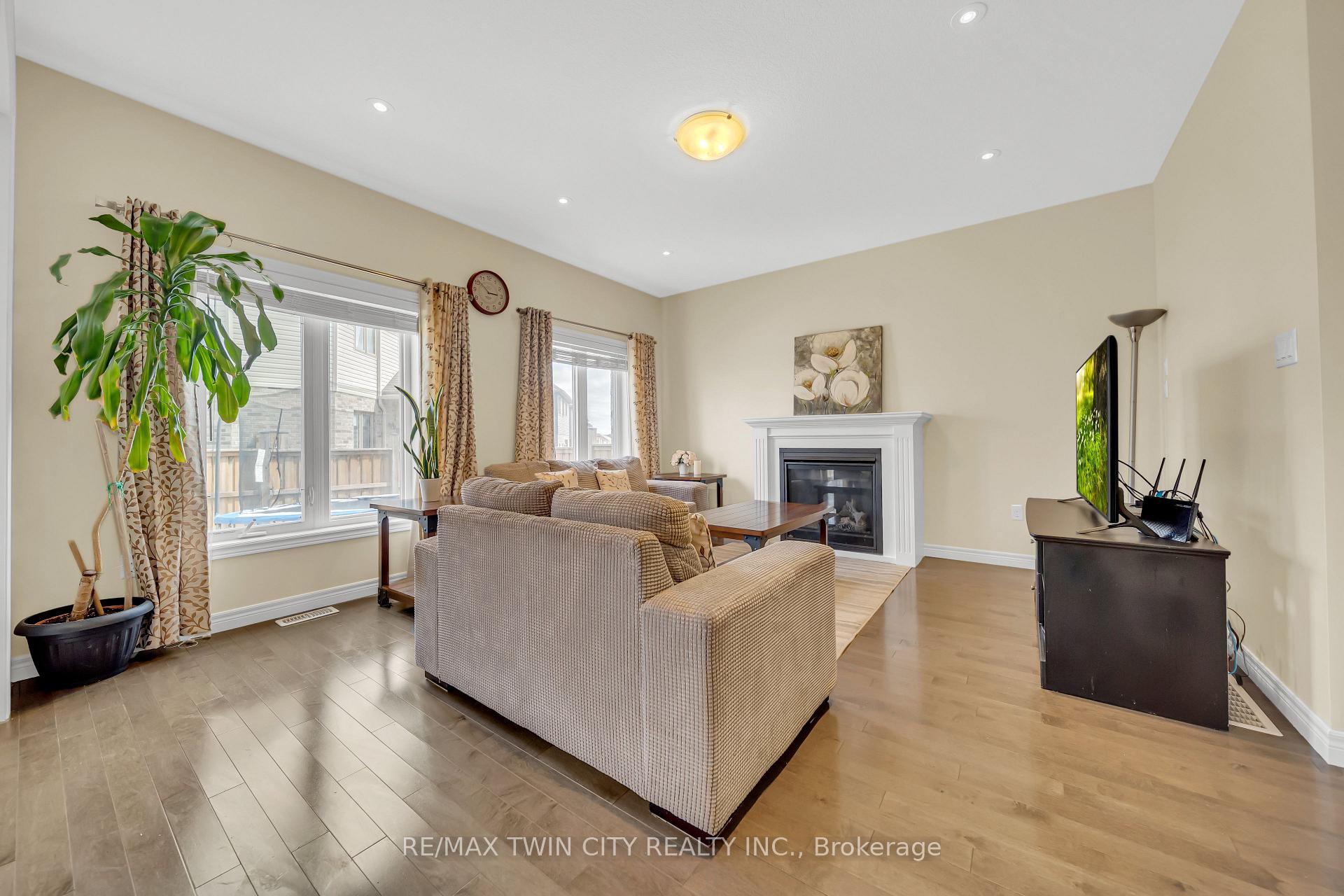 Photo 9 of 697 Sundew Drive, Waterloo — HOMEH