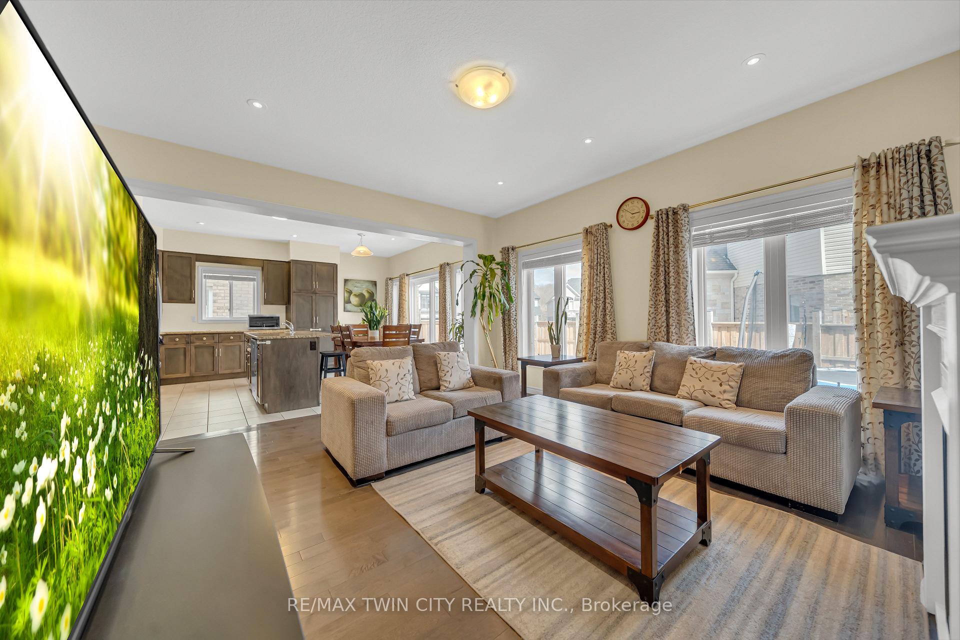 Photo 10 of 697 Sundew Drive, Waterloo — HOMEH