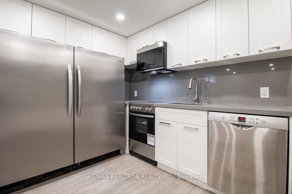 Photo 3 of 36 Goodman Crescent, Vaughan, Maple — HOMEH