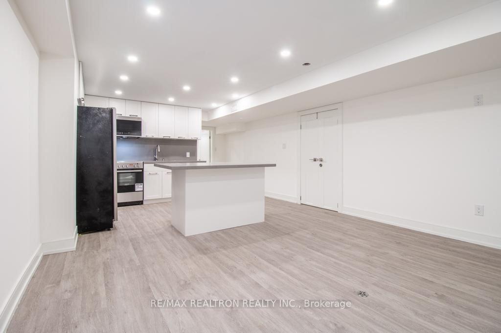 Photo 5 of 36 Goodman Crescent, Vaughan, Maple — HOMEH