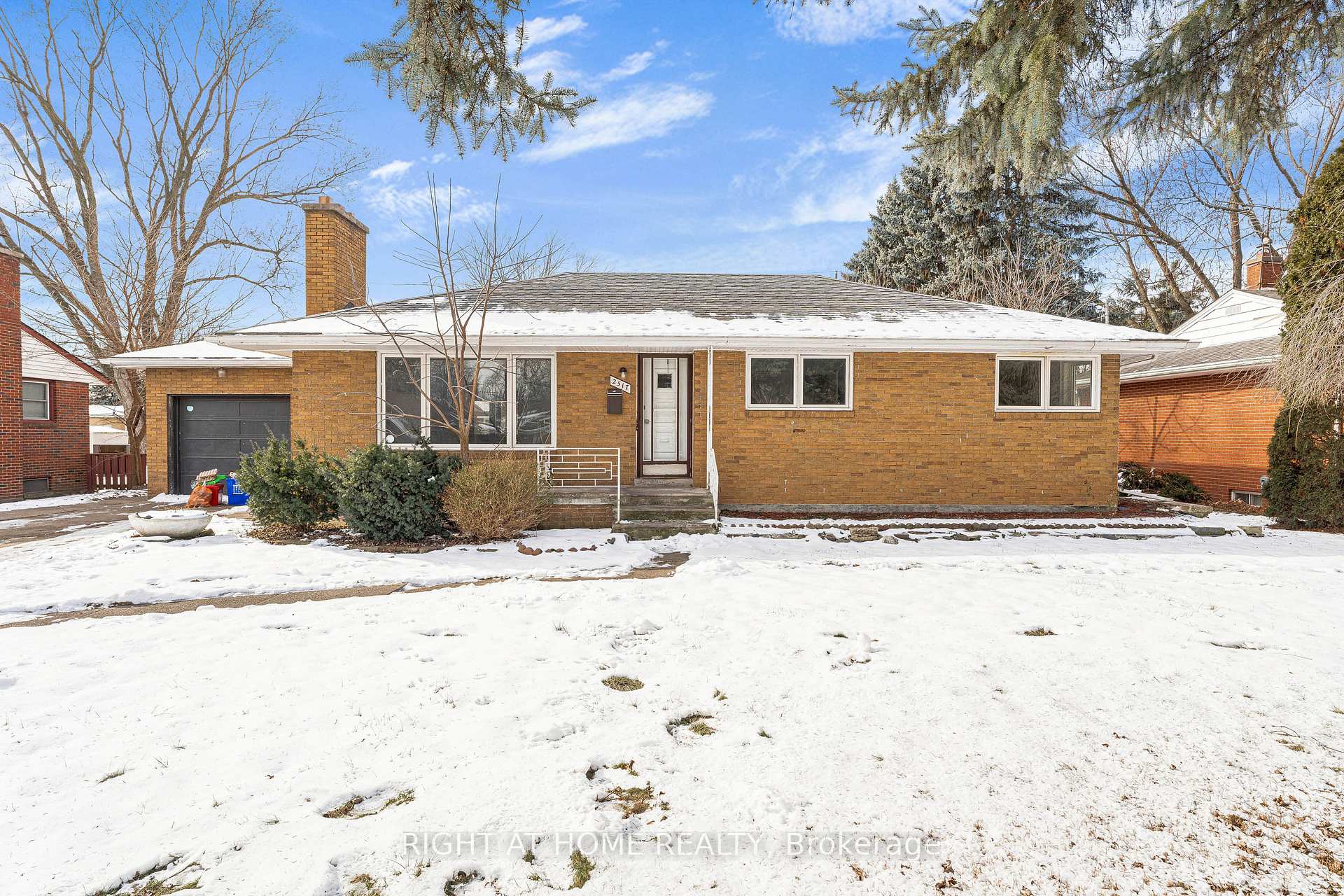 Photo 2 of 2517 Dandurand Avenue, Windsor — HOMEH