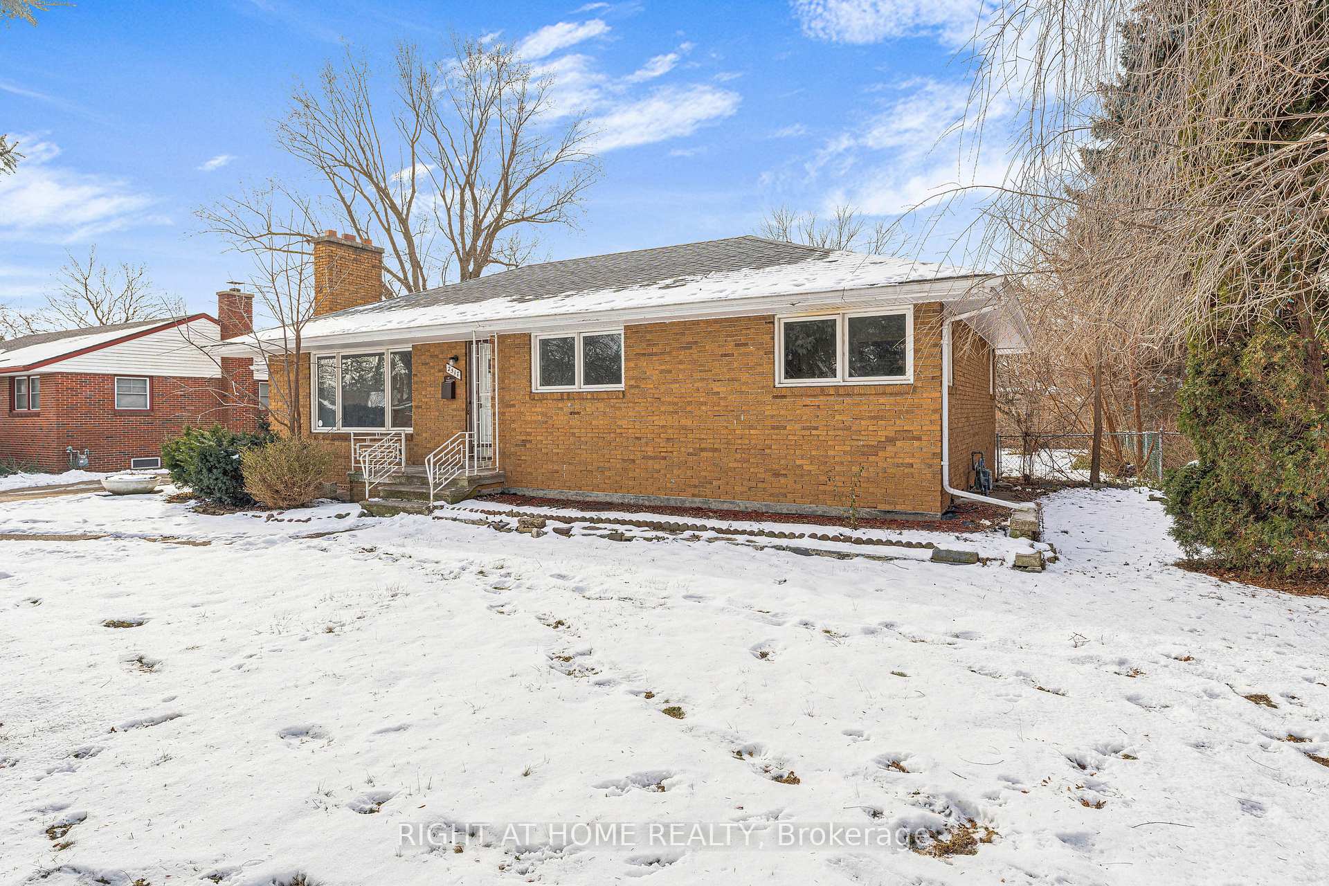 Photo 3 of 2517 Dandurand Avenue, Windsor — HOMEH