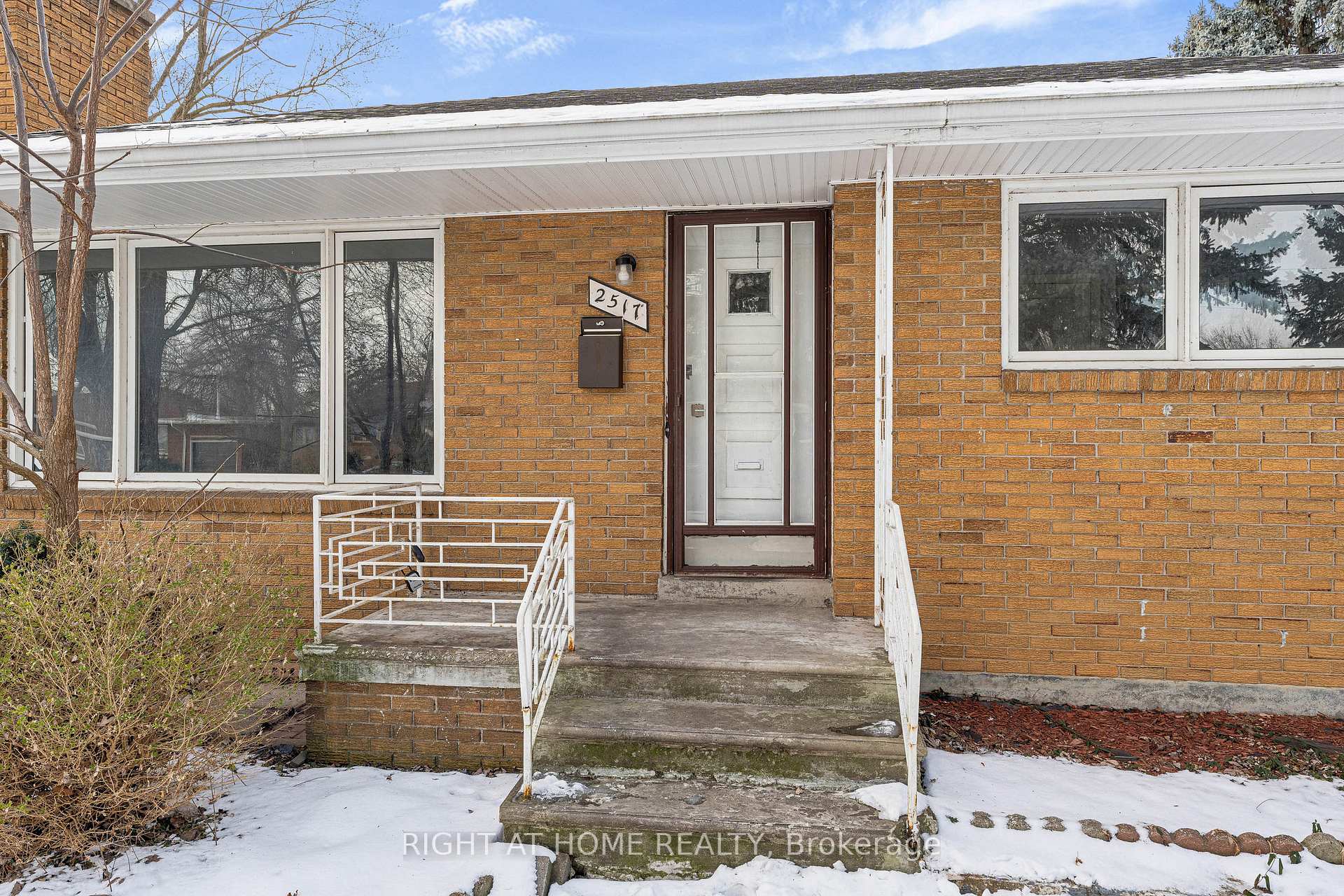 Photo 4 of 2517 Dandurand Avenue, Windsor — HOMEH