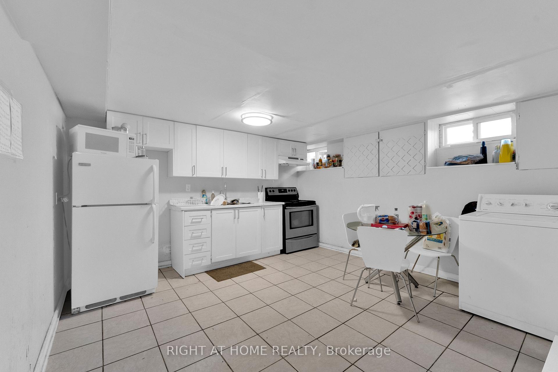 Photo 17 of 2517 Dandurand Avenue, Windsor — HOMEH