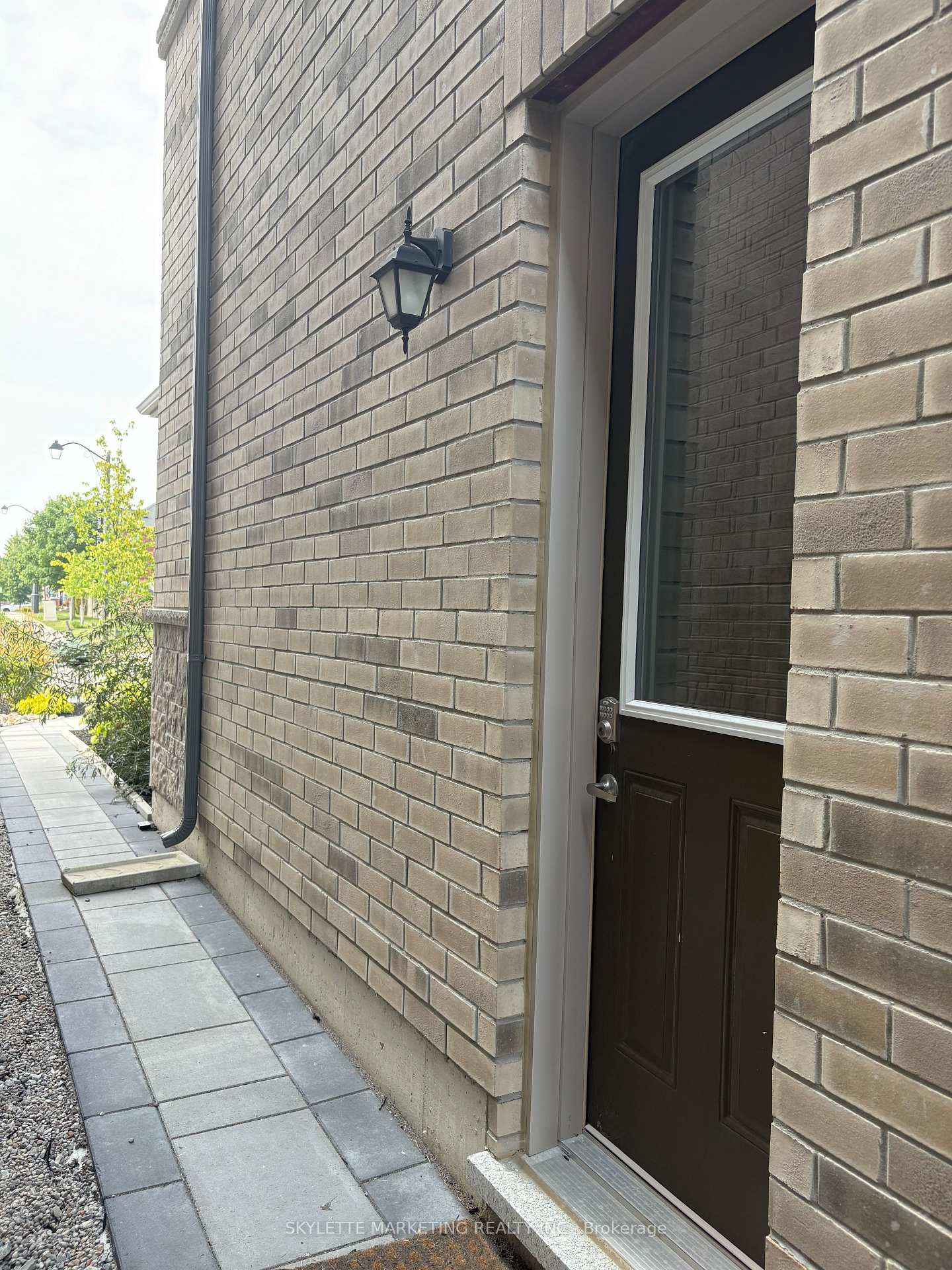 Photo 2 of Unit Lower, 5 Sikura Circle, Aurora, Rural Aurora — HOMEH