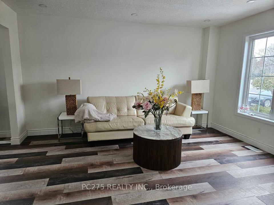 Photo 2 of 508 Barwick Crescent, Waterloo — HOMEH