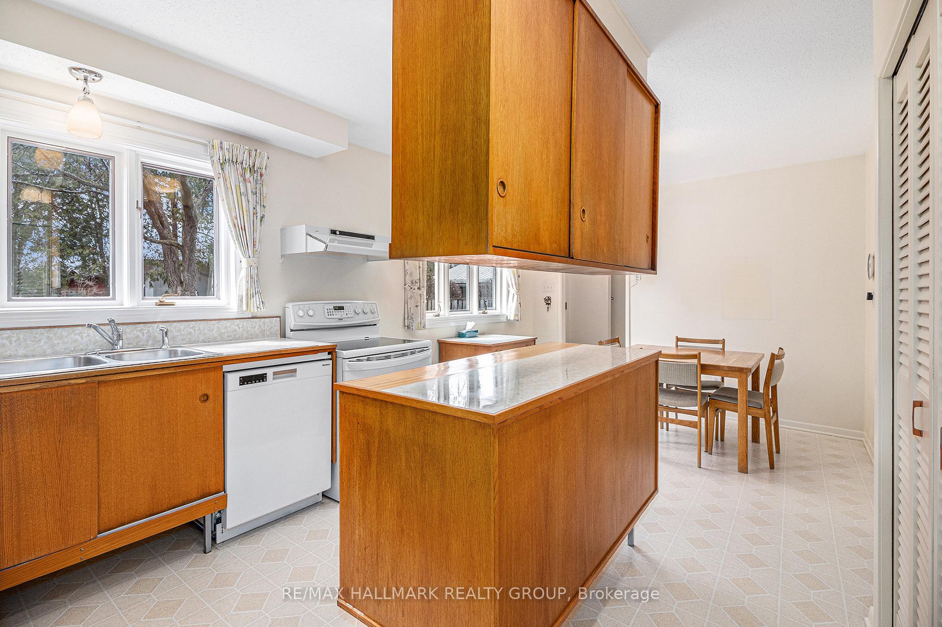Photo 8 of 2302 Virginia Drive, Ottawa, Guildwood Estates - Urbandale Acres — HOMEH