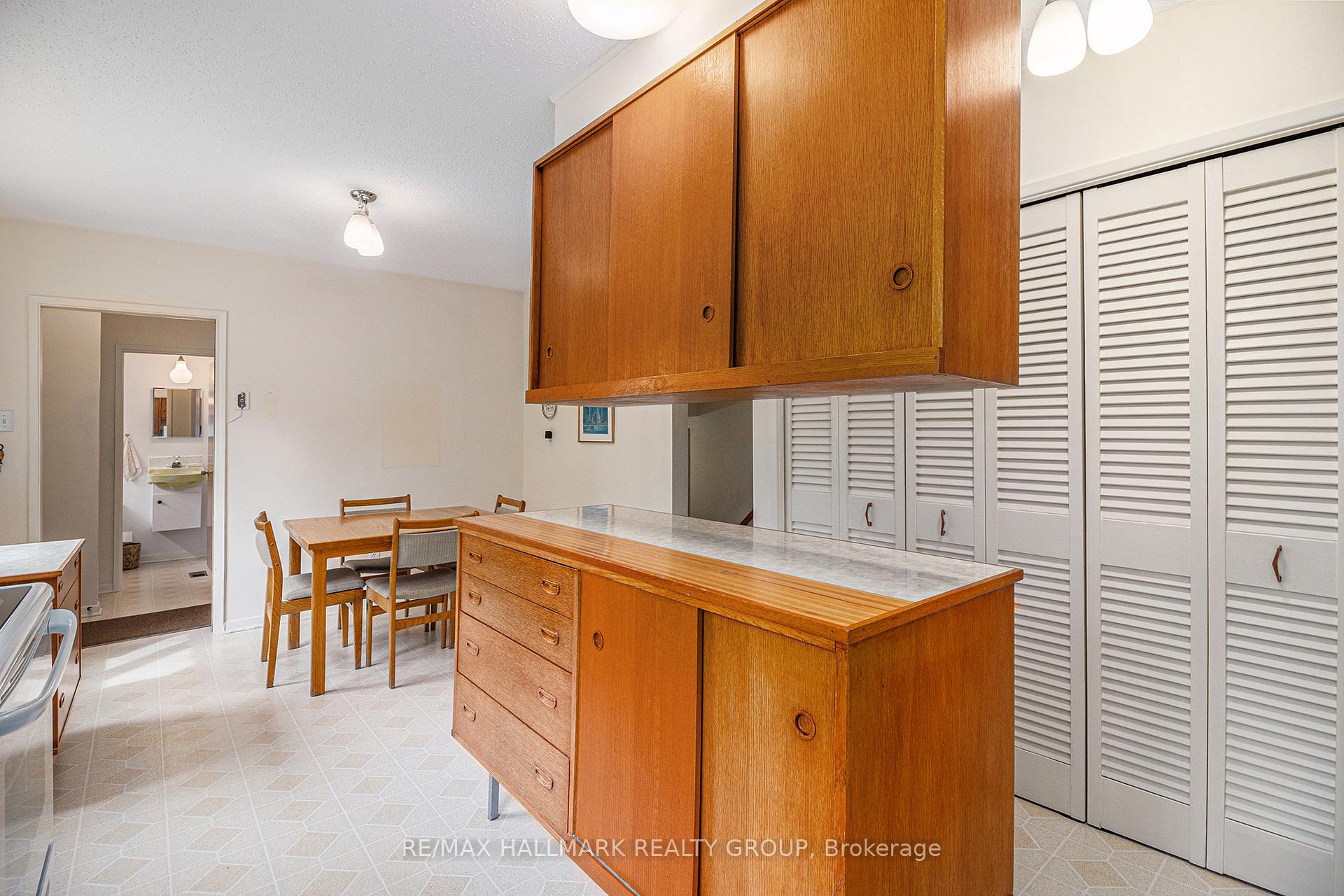Photo 10 of 2302 Virginia Drive, Ottawa, Guildwood Estates - Urbandale Acres — HOMEH