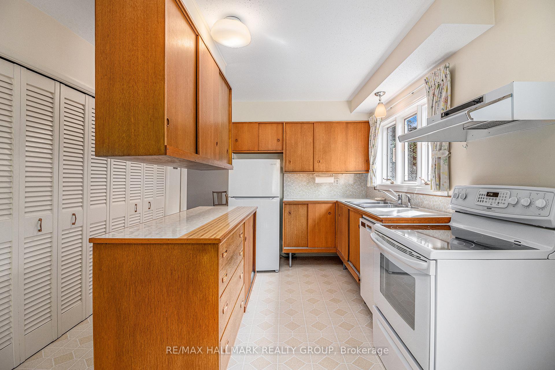 Photo 11 of 2302 Virginia Drive, Ottawa, Guildwood Estates - Urbandale Acres — HOMEH