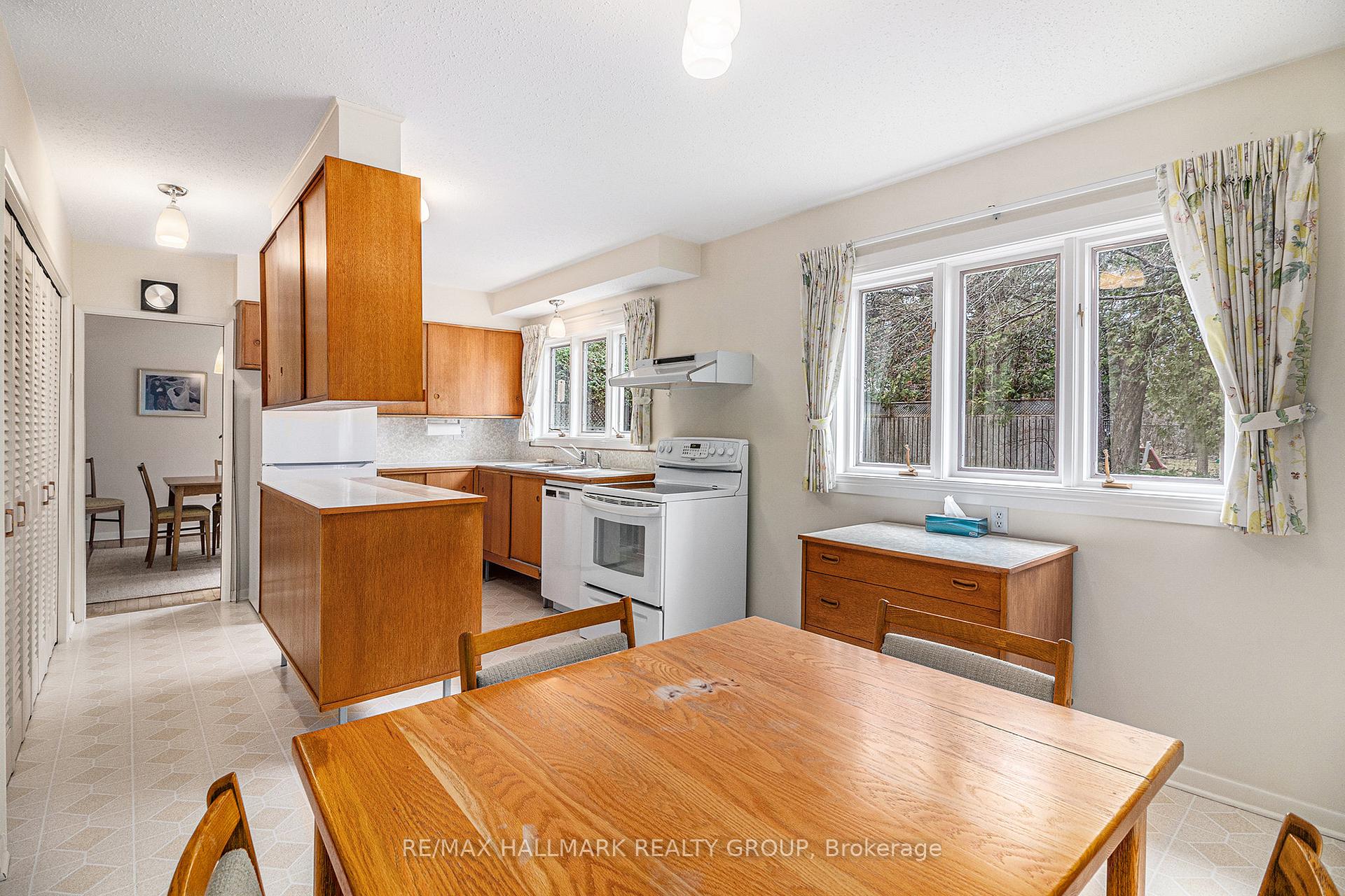Photo 9 of 2302 Virginia Drive, Ottawa, Guildwood Estates - Urbandale Acres — HOMEH