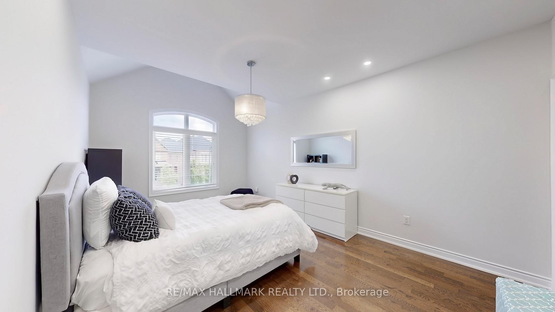 Photo 40 of 126 Sir Stevens Drive, Vaughan, Patterson — HOMEH