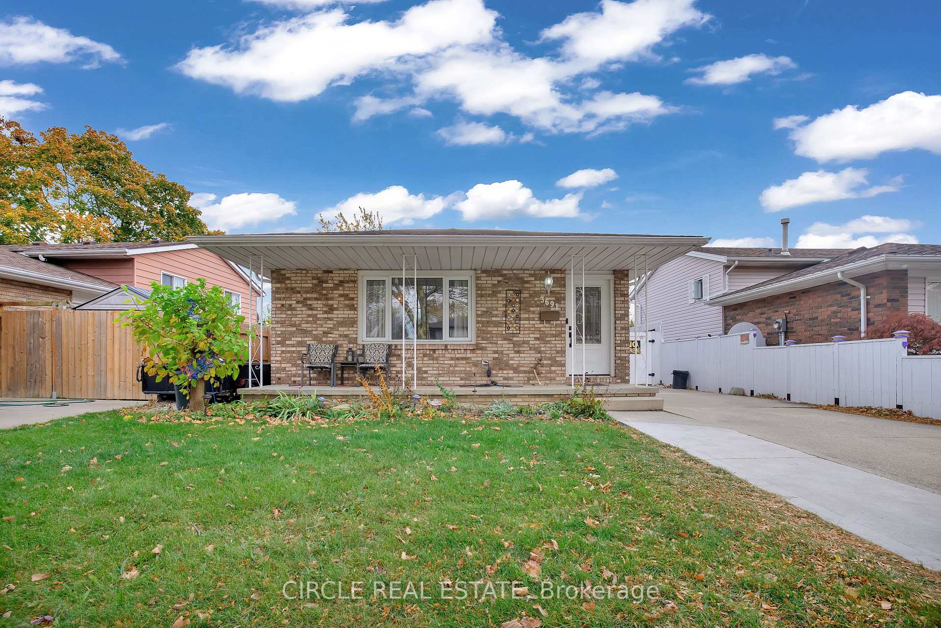 Photo 2 of 3691 Wildwood Drive, Windsor — HOMEH