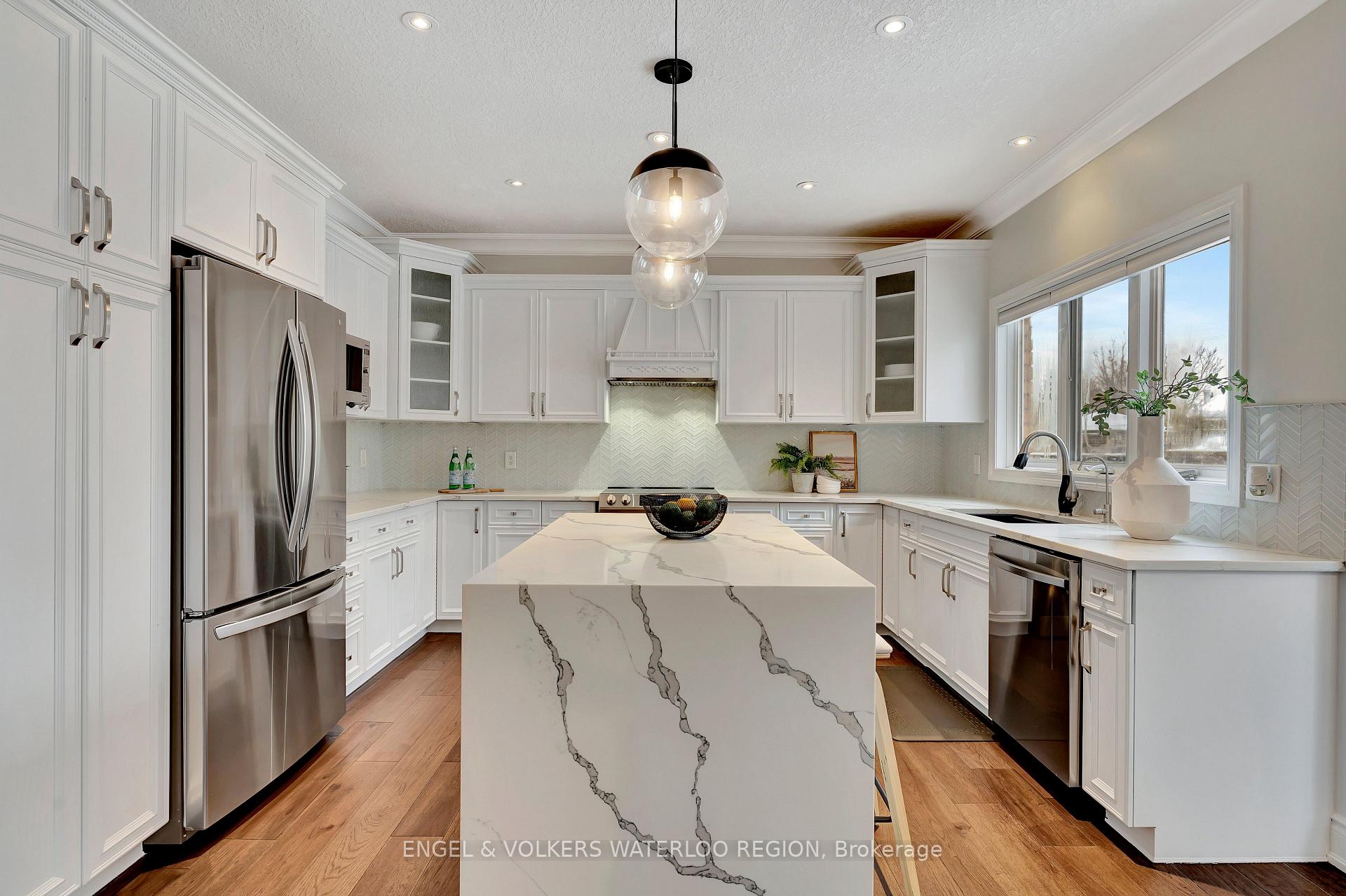 Photo 14 of 715 Cedar Bend Drive, Waterloo — HOMEH