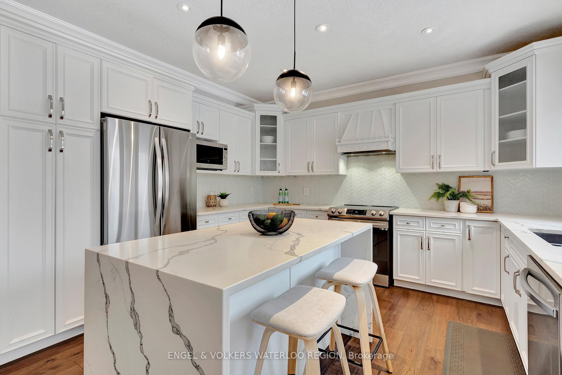 Photo 17 of 715 Cedar Bend Drive, Waterloo — HOMEH