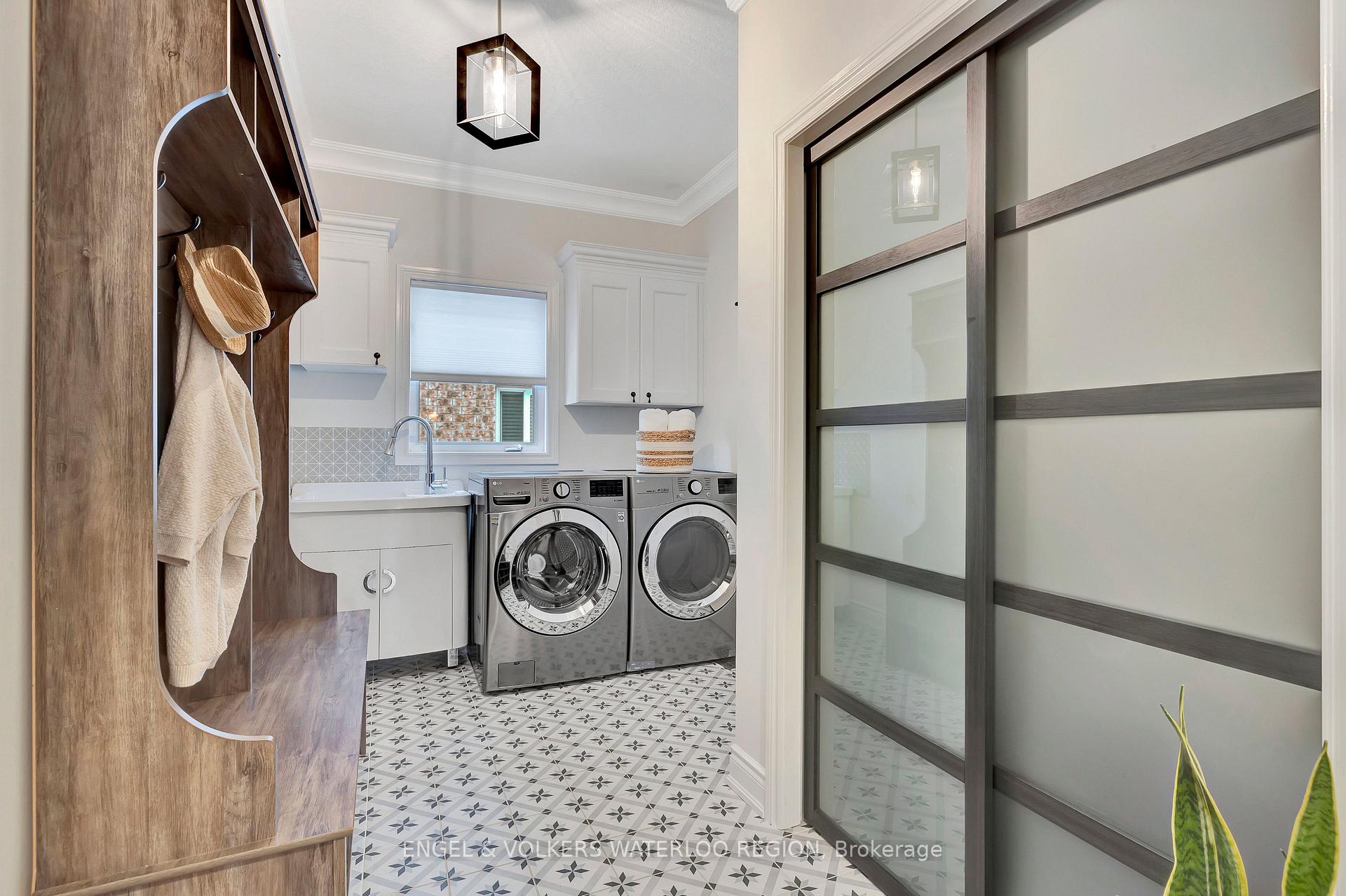 Photo 27 of 715 Cedar Bend Drive, Waterloo — HOMEH