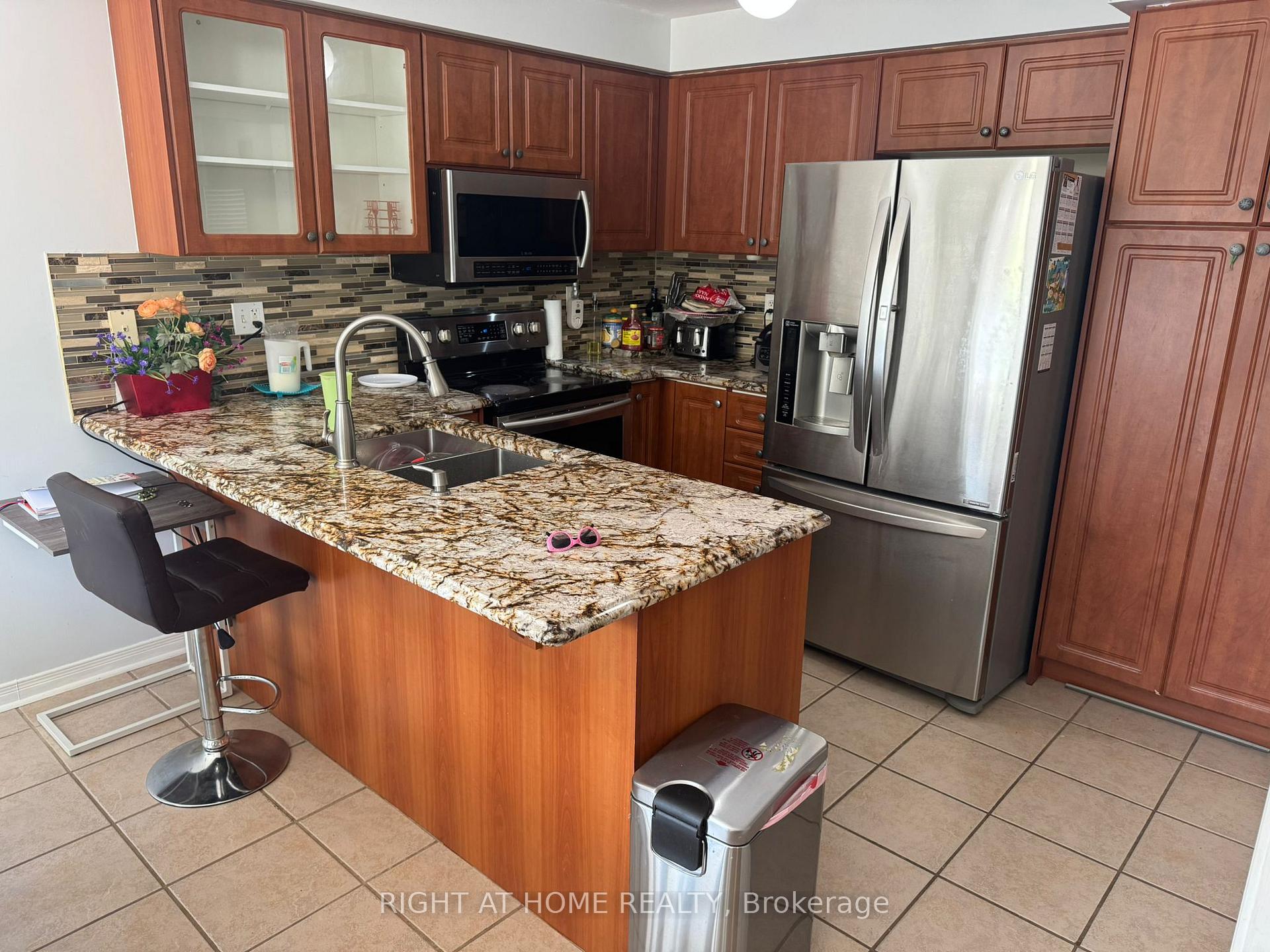 Photo 3 of 61 Brownridge Place, Whitby, Williamsburg — HOMEH