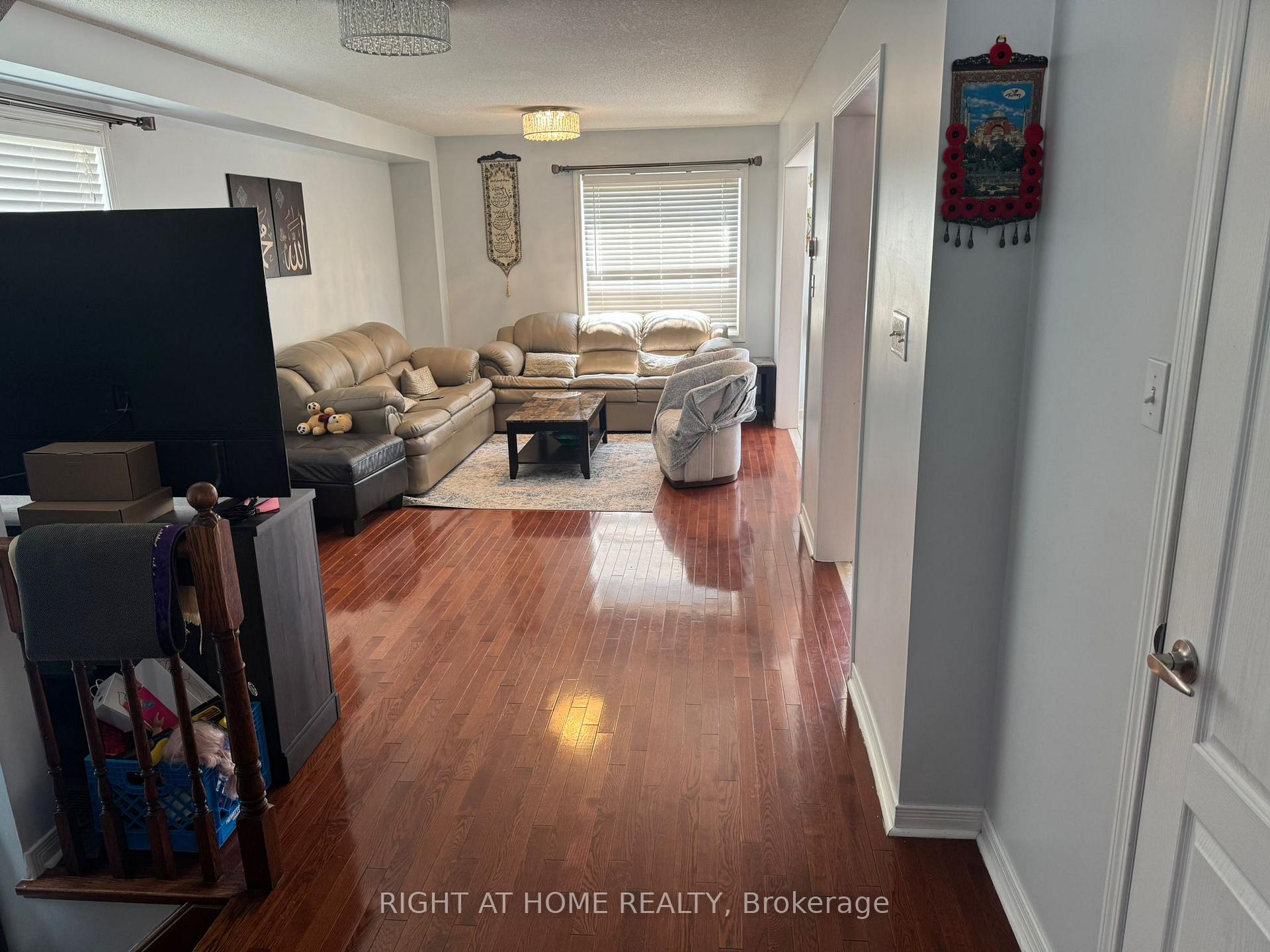 Photo 4 of 61 Brownridge Place, Whitby, Williamsburg — HOMEH