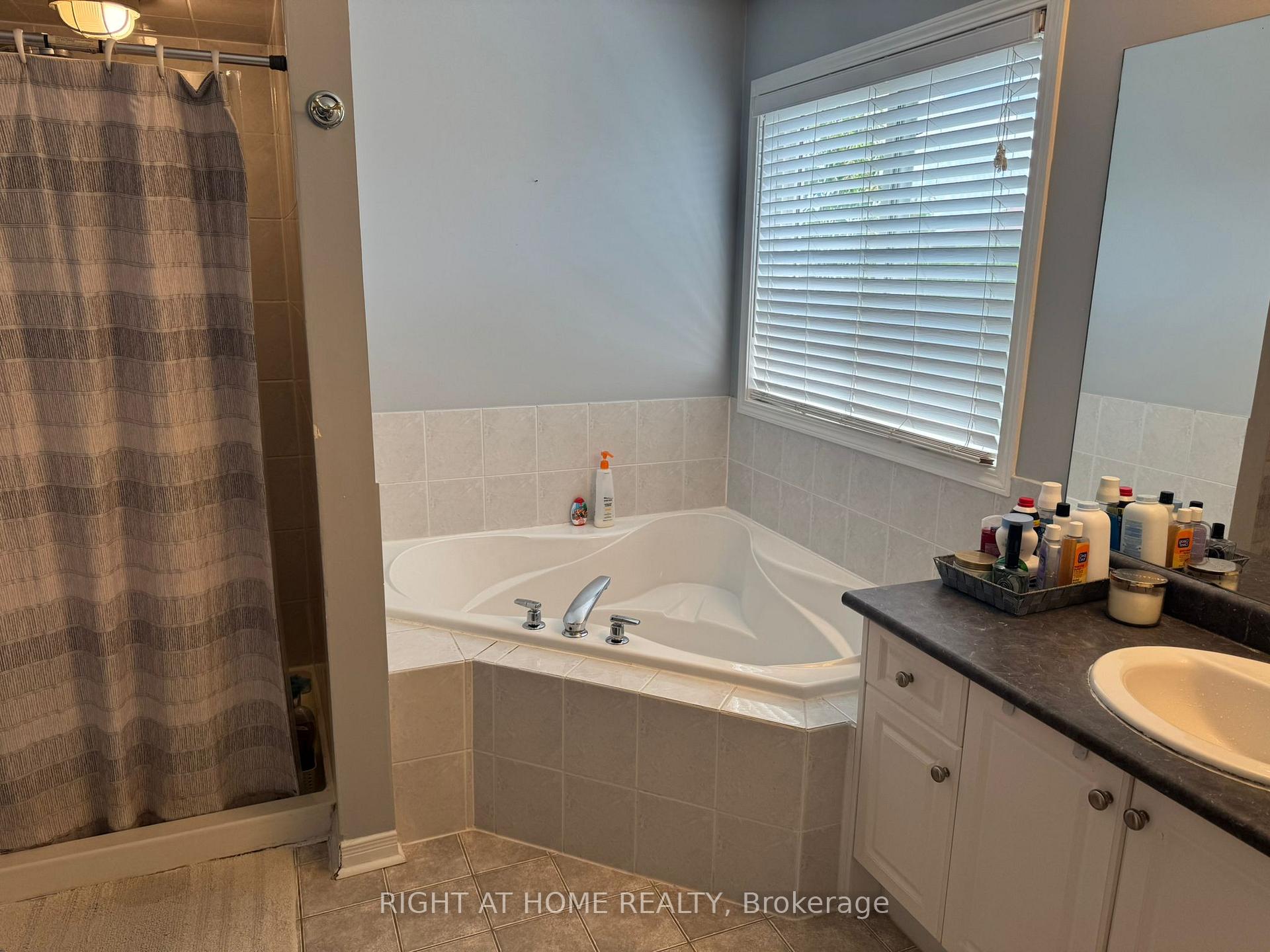 Photo 10 of 61 Brownridge Place, Whitby, Williamsburg — HOMEH