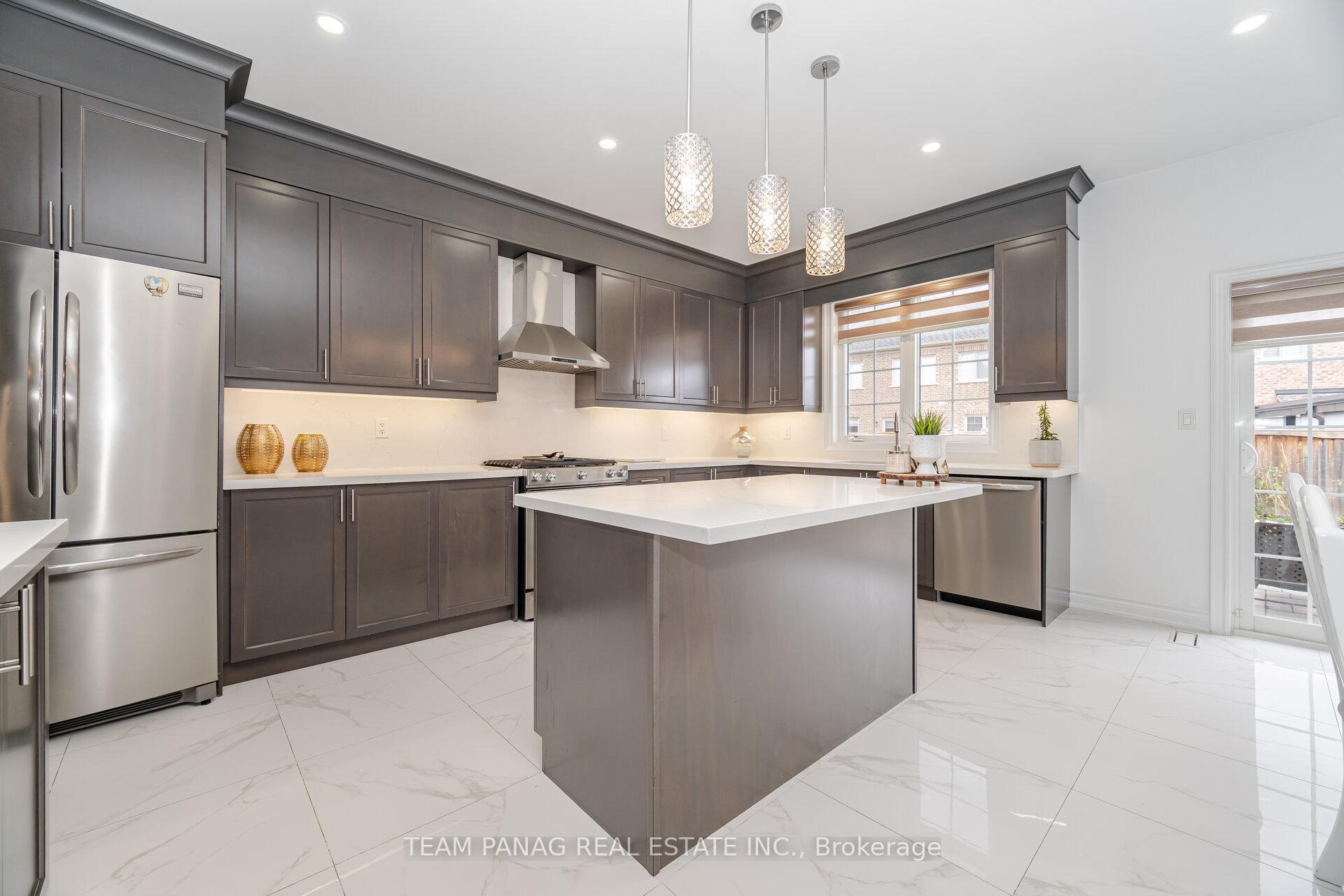 Photo 14 of 130 Torrey Pines Road, Vaughan, Kleinburg — HOMEH