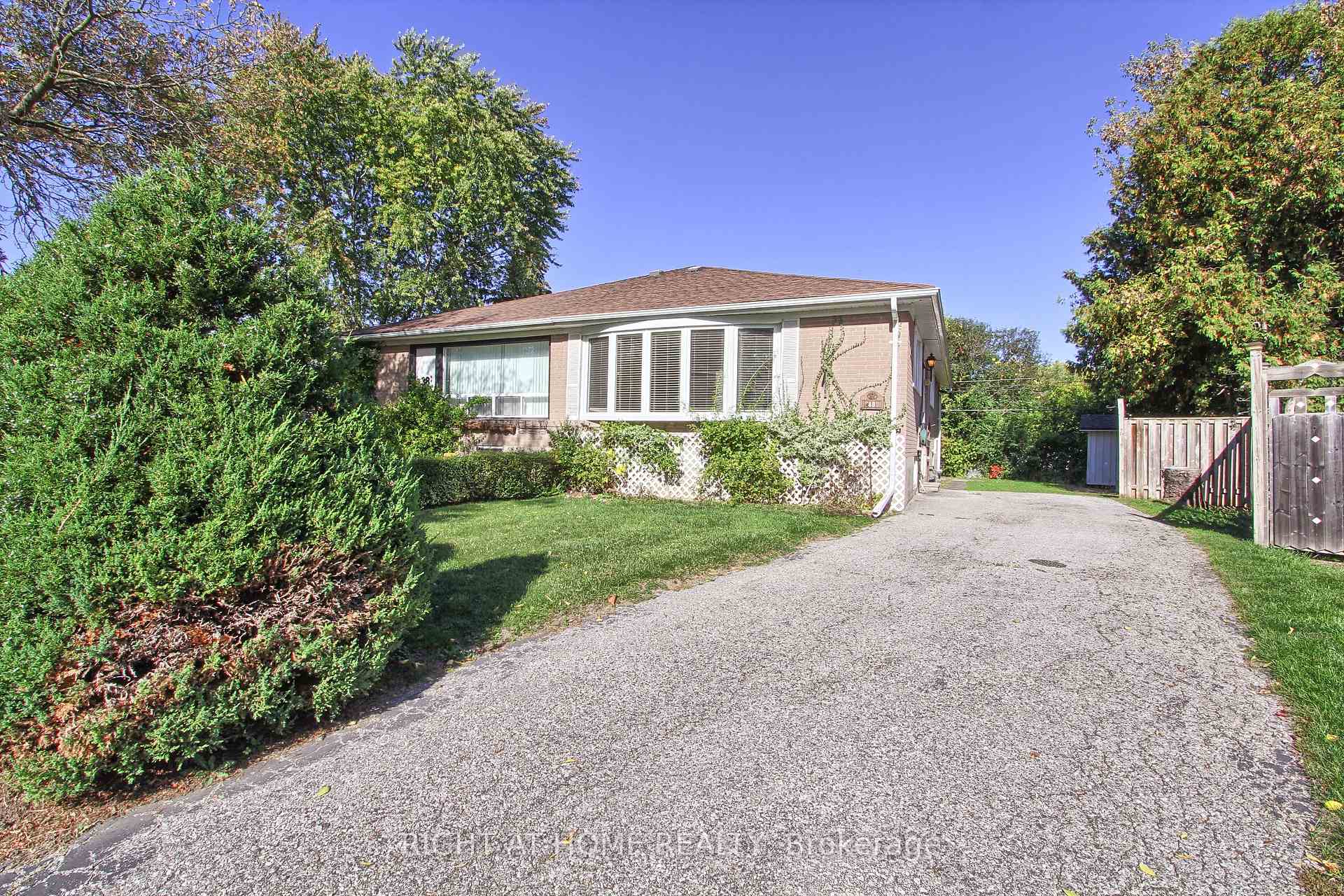 Photo 1 of 40 Kitimat Crescent, Aurora, Aurora Heights — HOMEH