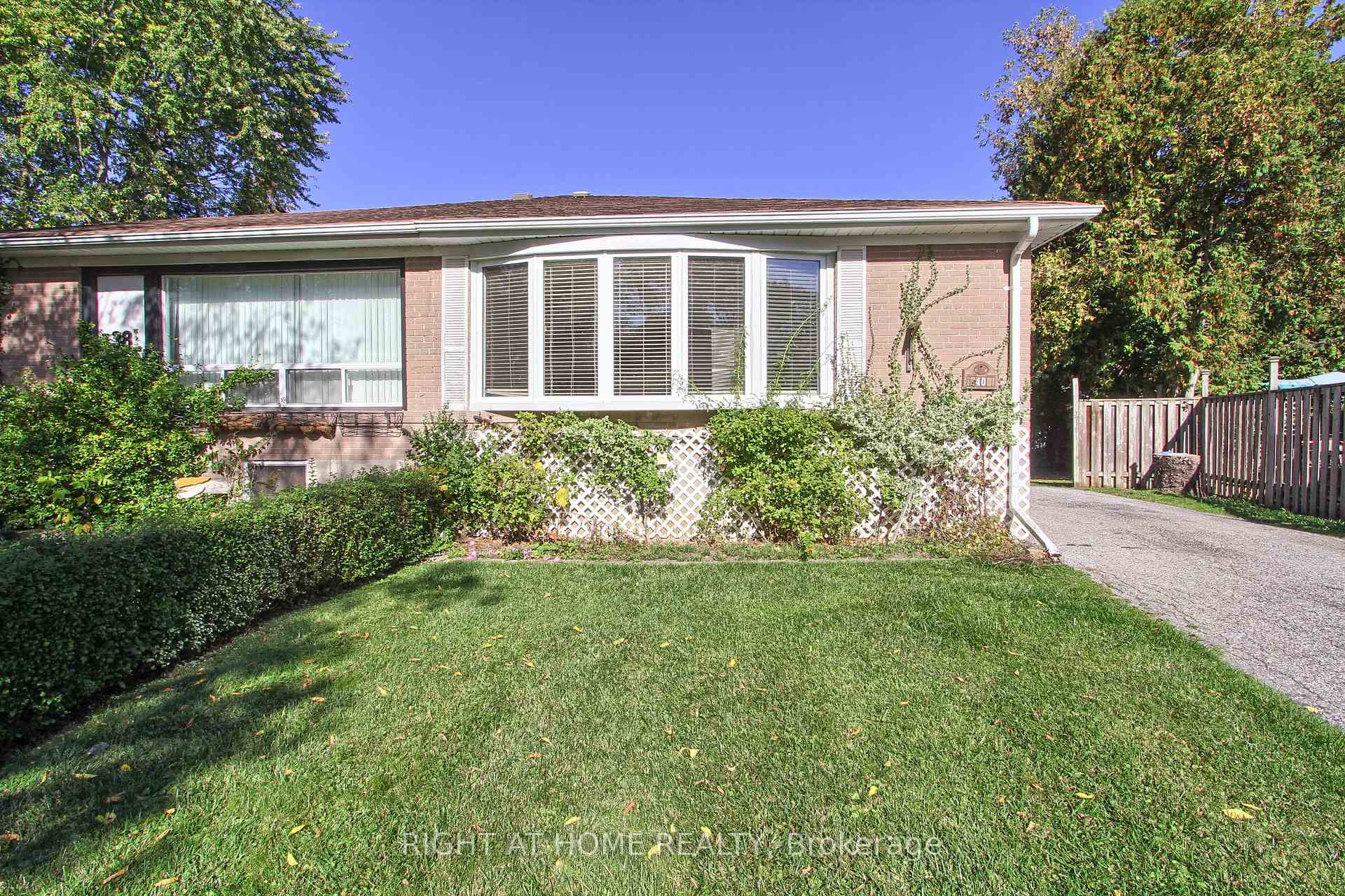 Photo 2 of 40 Kitimat Crescent, Aurora, Aurora Heights — HOMEH