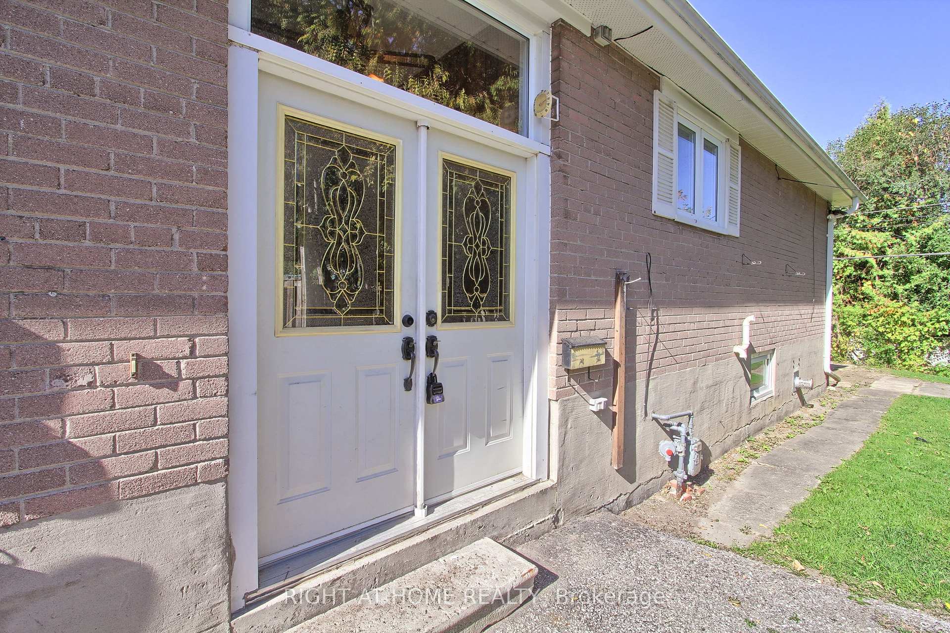 Photo 7 of 40 Kitimat Crescent, Aurora, Aurora Heights — HOMEH