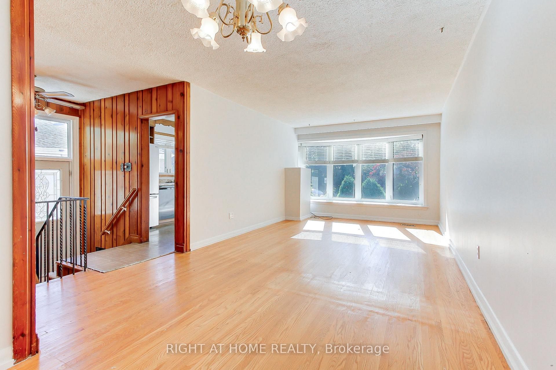 Photo 8 of 40 Kitimat Crescent, Aurora, Aurora Heights — HOMEH