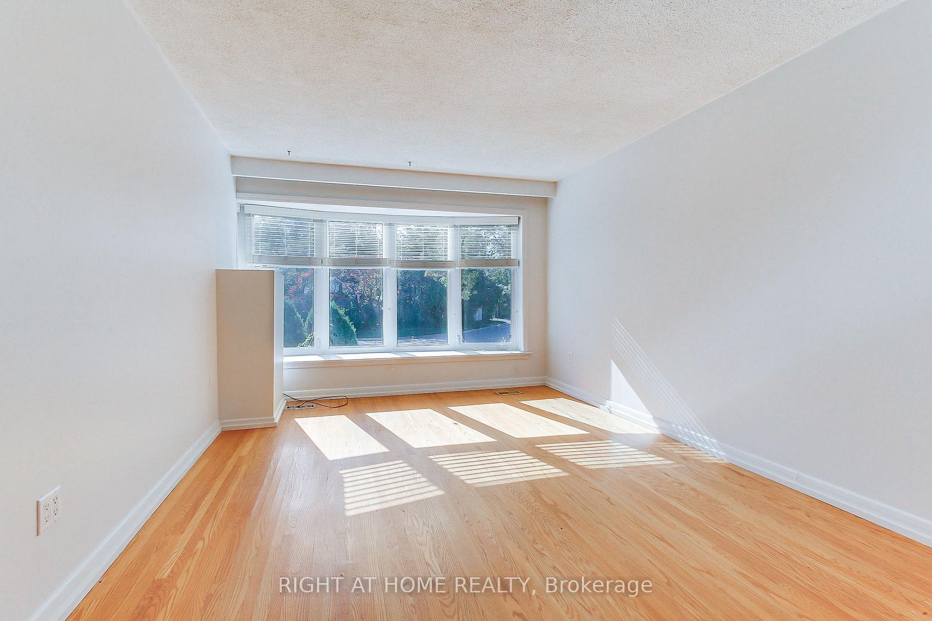 Photo 5 of 40 Kitimat Crescent, Aurora, Aurora Heights — HOMEH