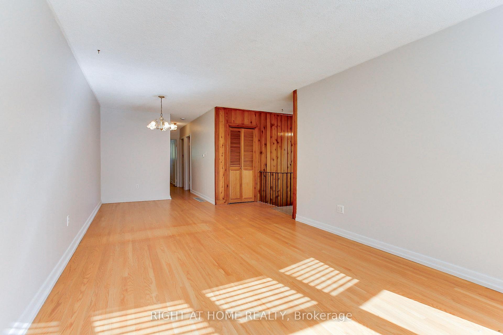 Photo 3 of 40 Kitimat Crescent, Aurora, Aurora Heights — HOMEH