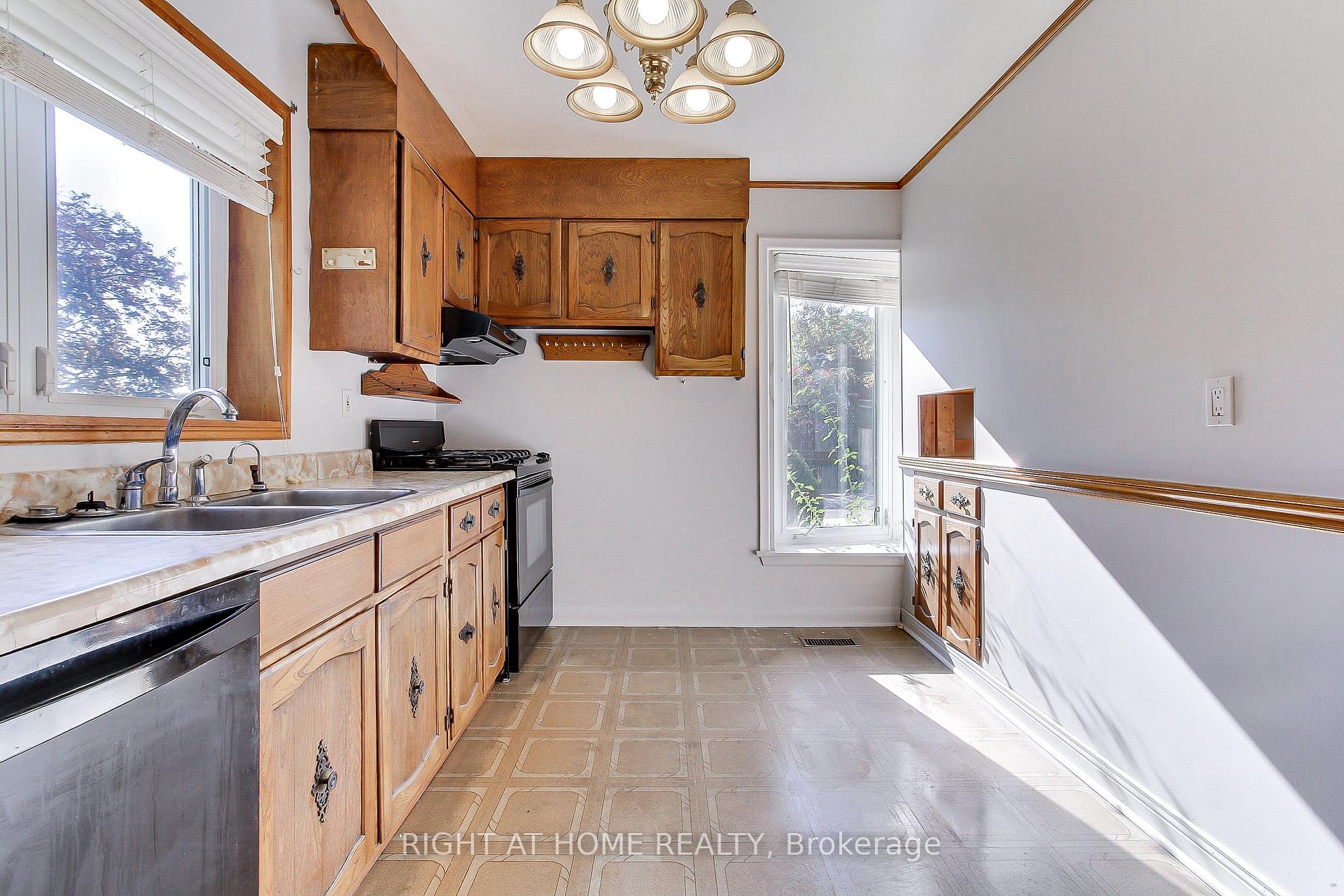 Photo 10 of 40 Kitimat Crescent, Aurora, Aurora Heights — HOMEH