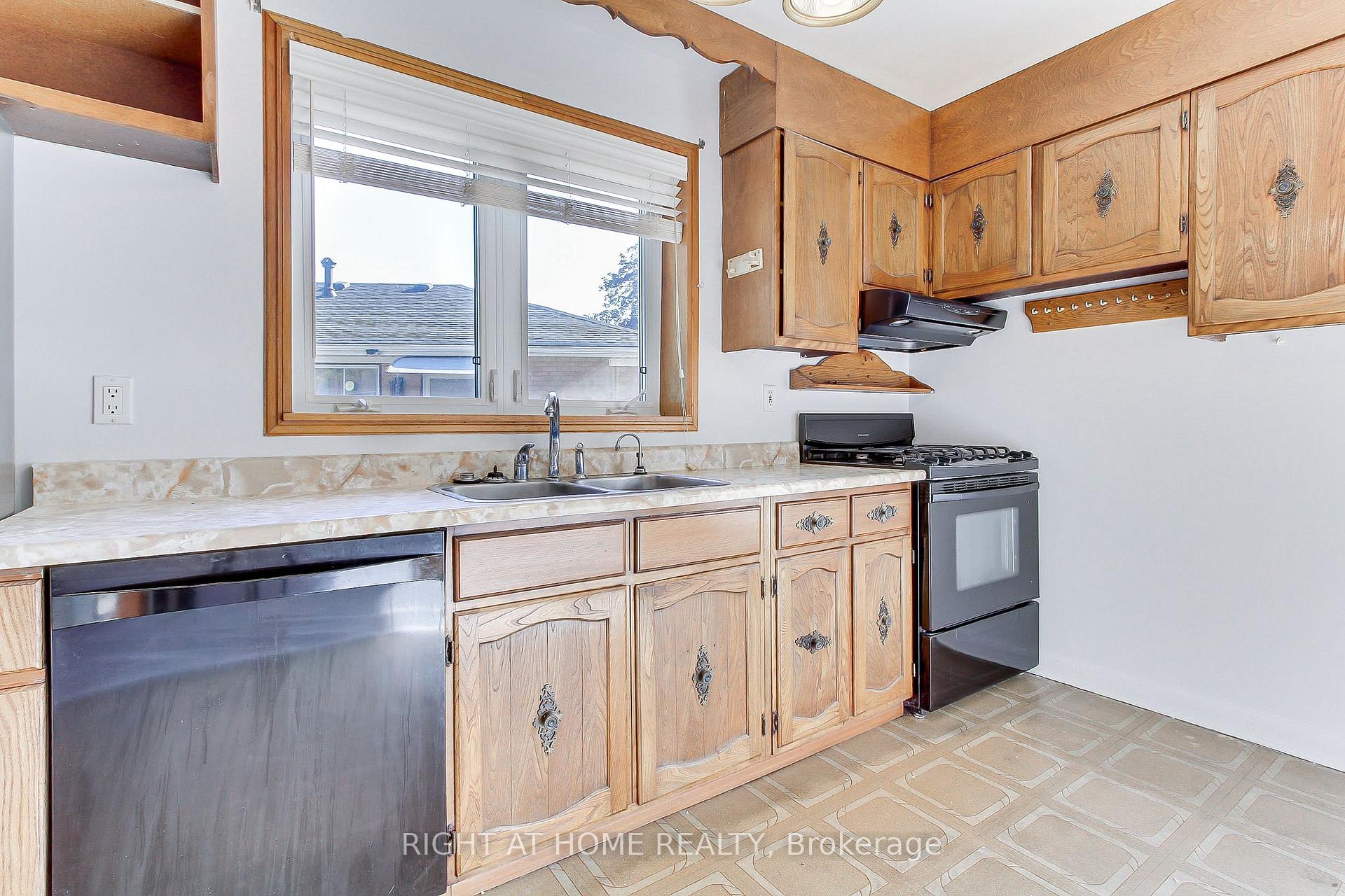 Photo 6 of 40 Kitimat Crescent, Aurora, Aurora Heights — HOMEH