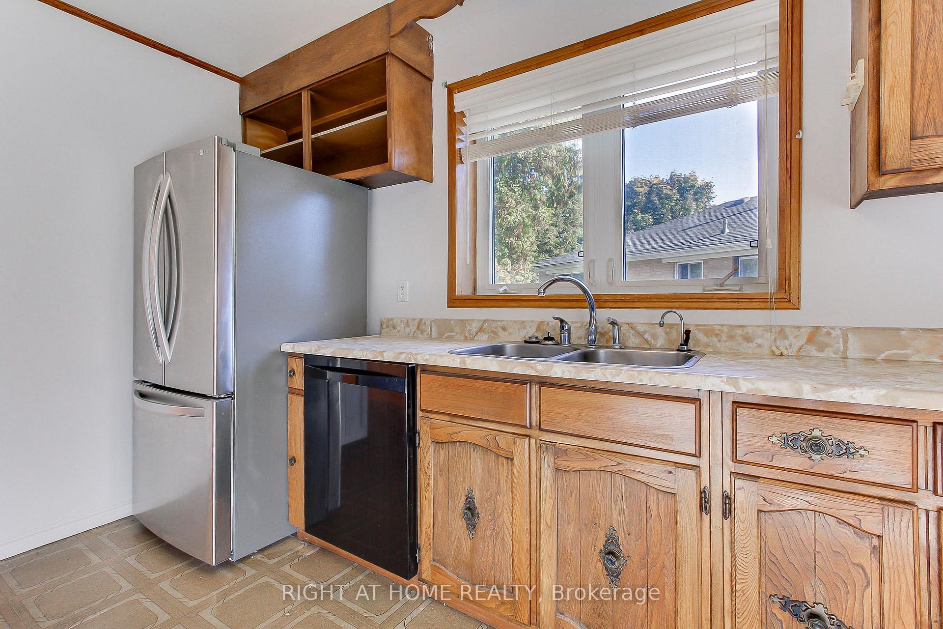Photo 11 of 40 Kitimat Crescent, Aurora, Aurora Heights — HOMEH