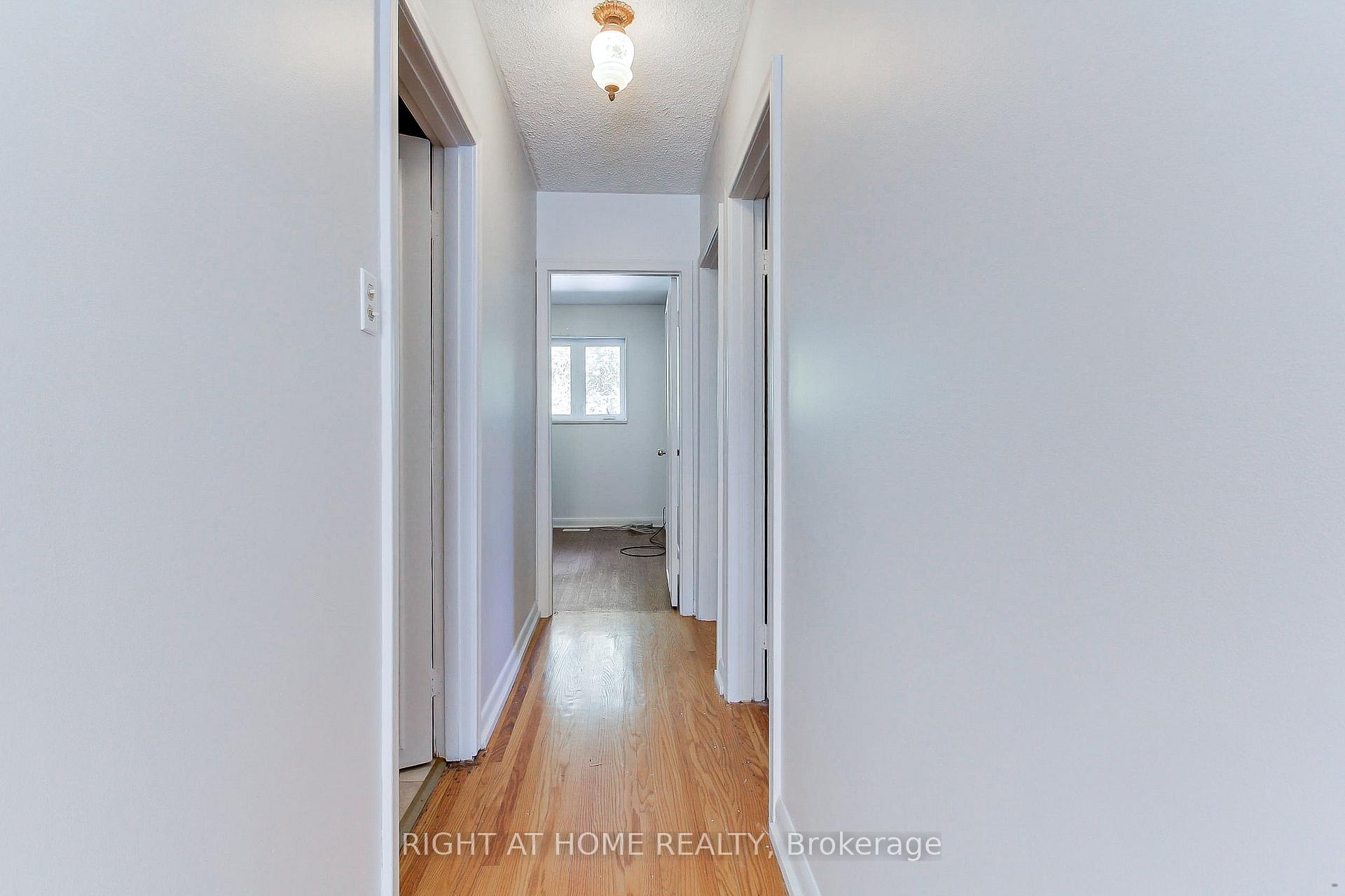 Photo 9 of 40 Kitimat Crescent, Aurora, Aurora Heights — HOMEH