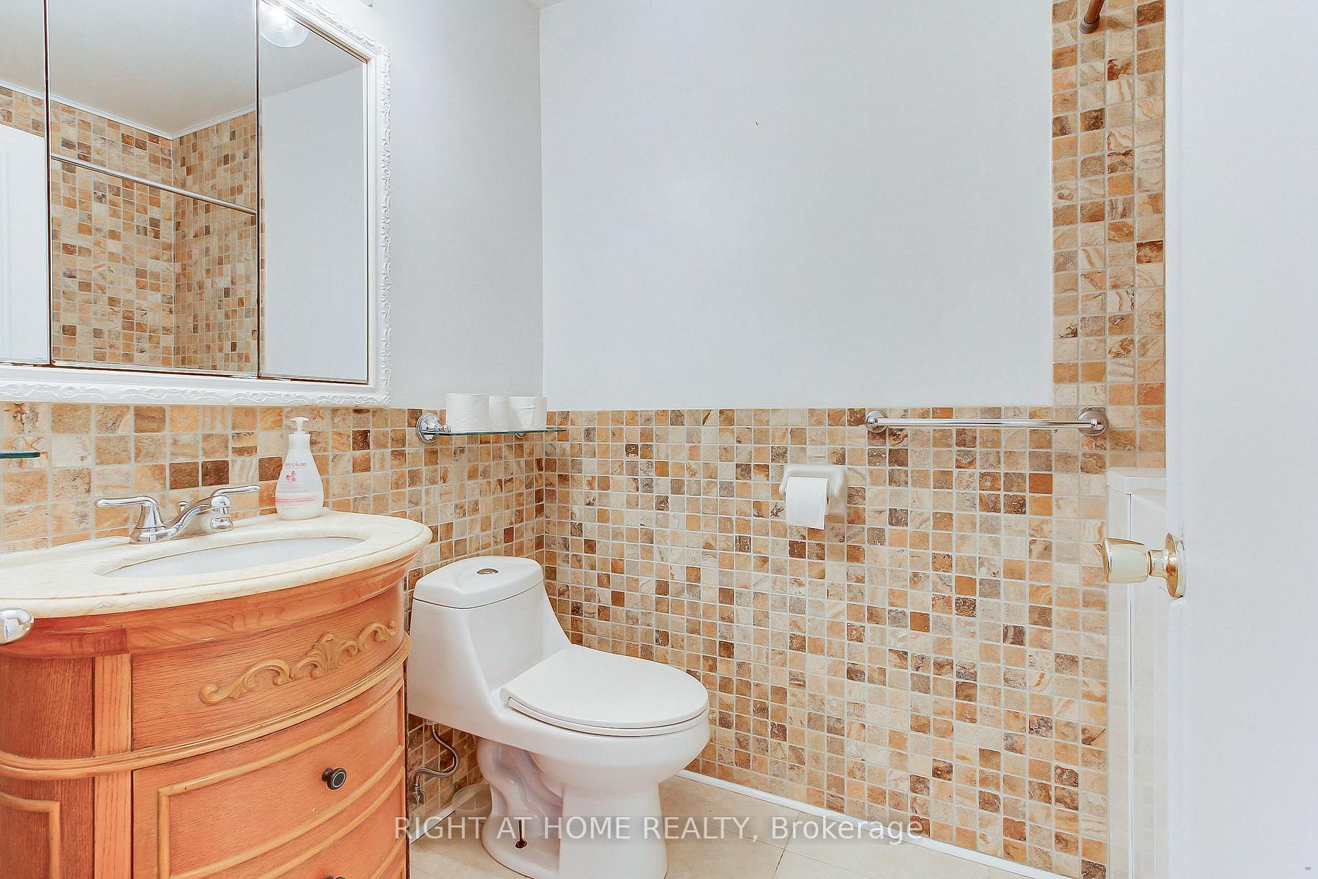 Photo 12 of 40 Kitimat Crescent, Aurora, Aurora Heights — HOMEH