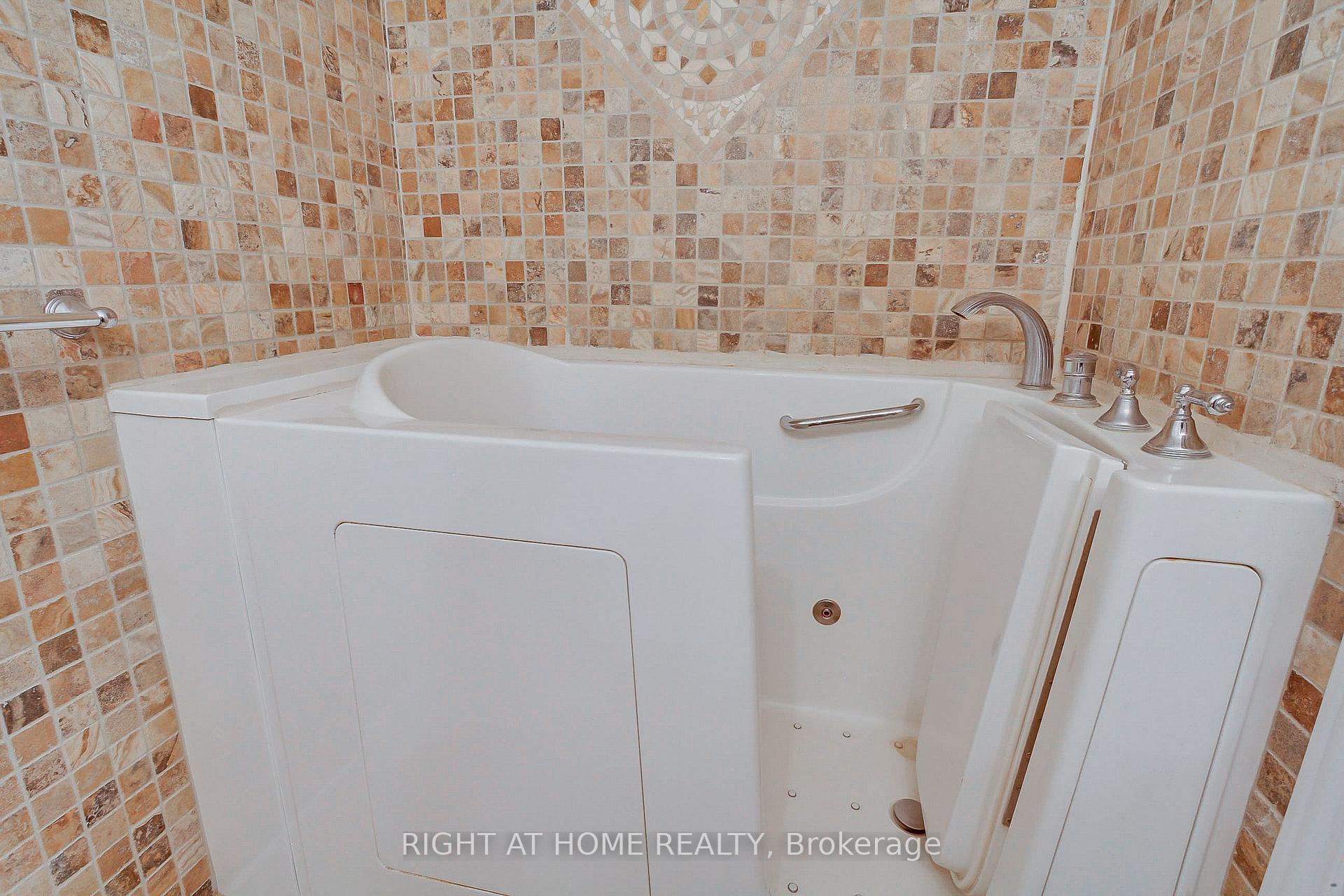 Photo 13 of 40 Kitimat Crescent, Aurora, Aurora Heights — HOMEH