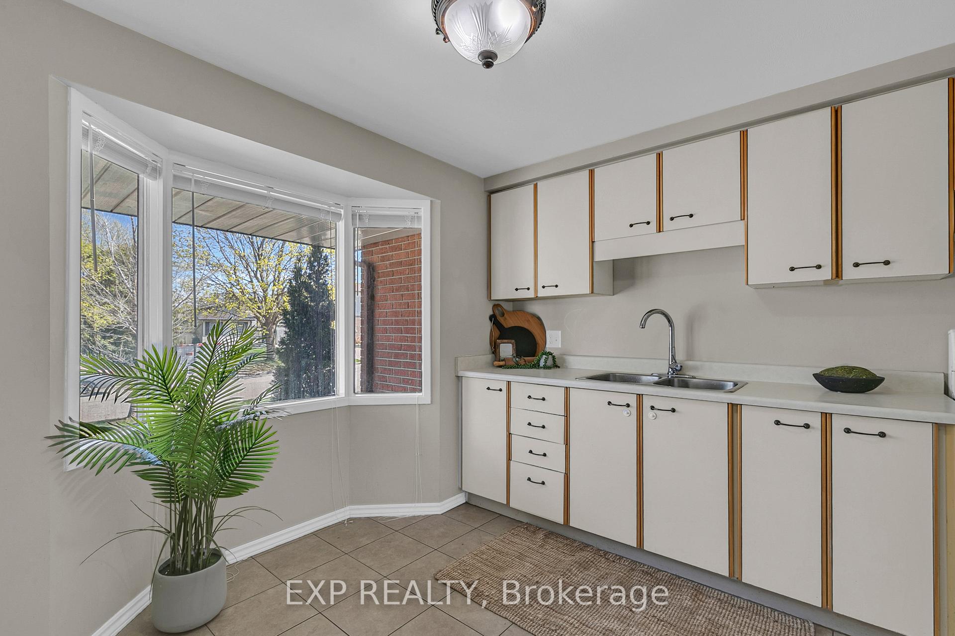 Photo 10 of 319 B Mayview Crescent, Waterloo — HOMEH