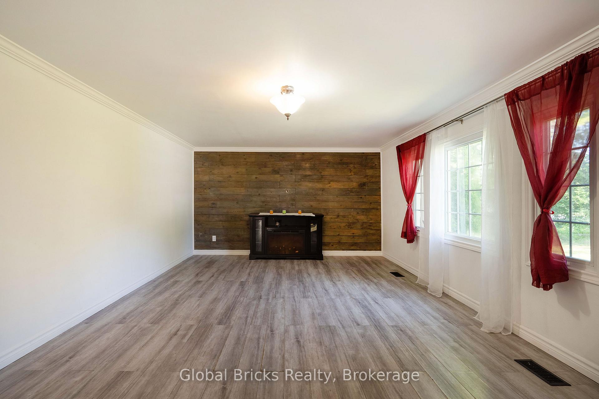 Photo 7 of 51 75th Street, Wasaga Beach — HOMEH