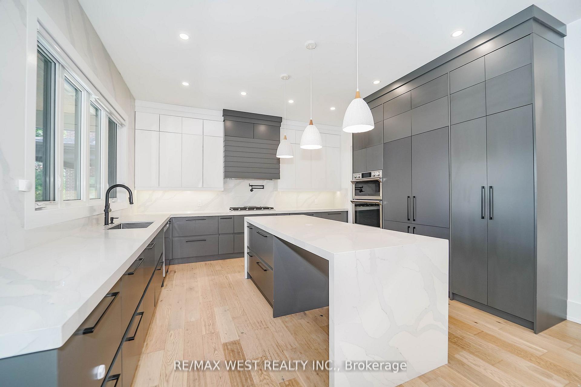 Photo 2 of 407 Cochrane Street, Whitby, Downtown Whitby — HOMEH