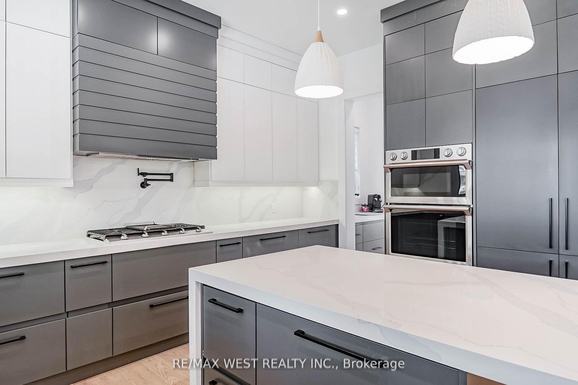 Photo 3 of 407 Cochrane Street, Whitby, Downtown Whitby — HOMEH