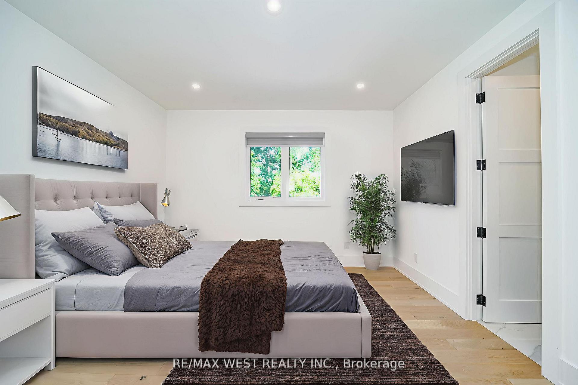 Photo 11 of 407 Cochrane Street, Whitby, Downtown Whitby — HOMEH